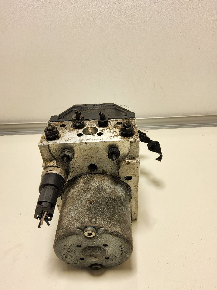 2004 BMW 745i Anti-lock Brake Pts - 1008 — photo 2