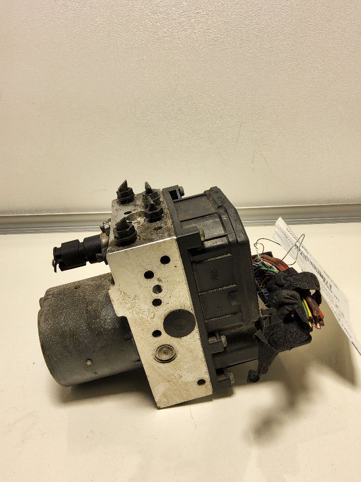 2004 BMW 745i Anti-lock Brake Pts - 1008 — photo 3