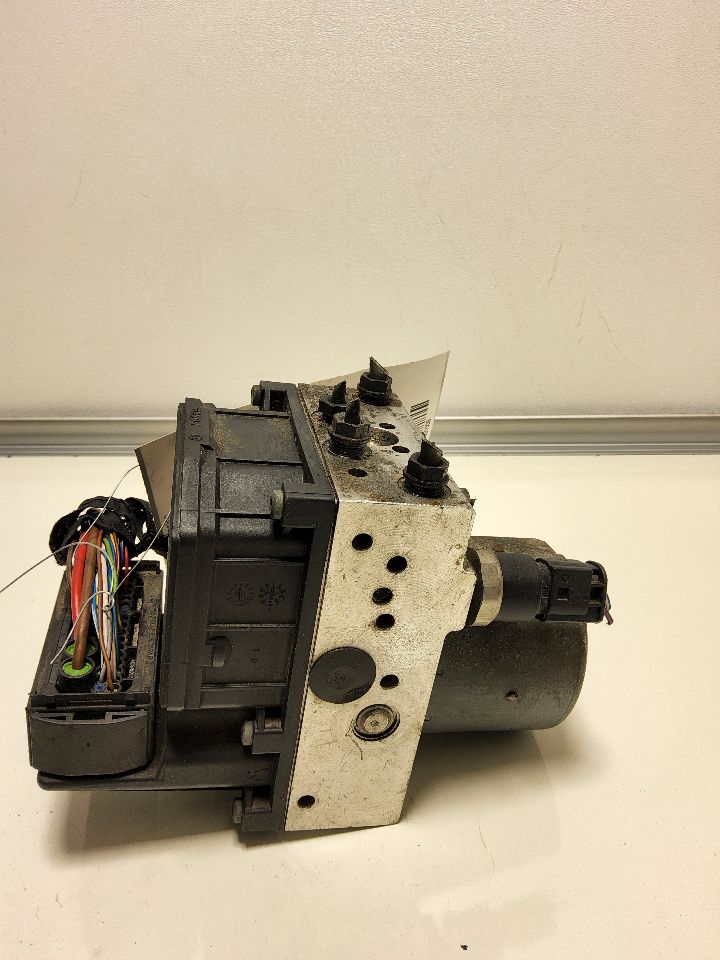 2004 BMW 745i Anti-lock Brake Pts - 1008 — photo 5