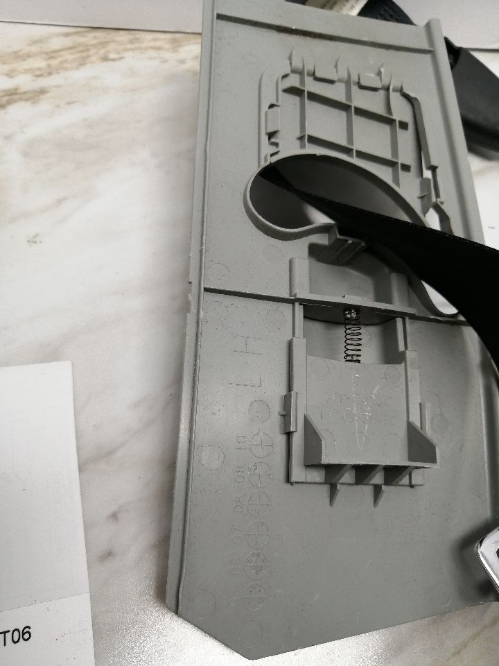 2006 MITSUBISHI OUTLANDER Seat Belt, Front - 1305 — photo 1