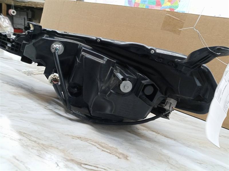2017 TOYOTA COROLLA 4cyl Gasoline 1.8 Right HEADLAMP ASSEMBLY - 134653 — photo 6