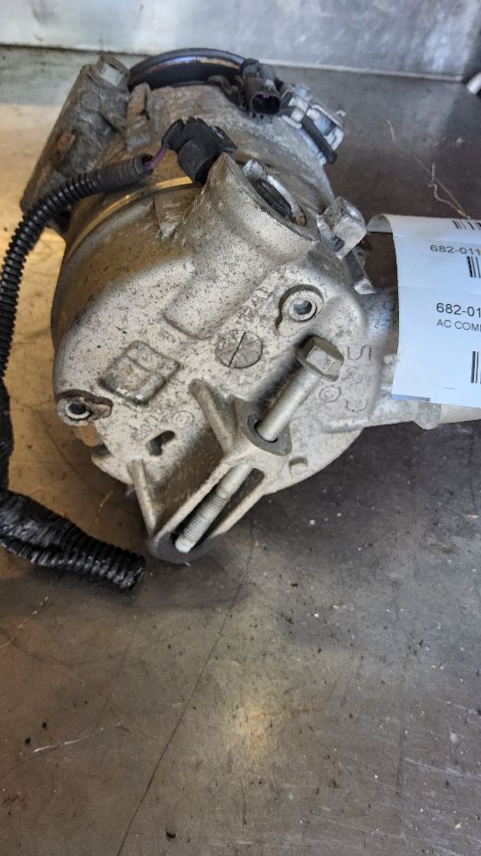 2017 CHEVROLET EQUINOX 4cyl Gasoline 2.4 AC COMPRESSOR - 136588 — photo 3