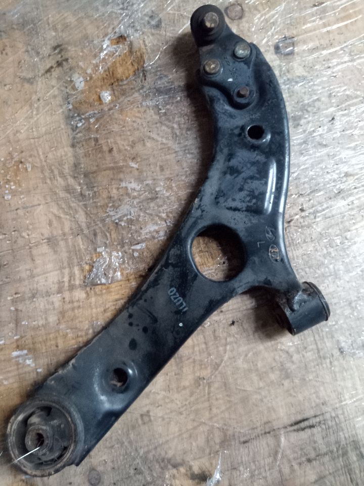 2014 KIA CADENZA Left LOWER CNTRL ARM, FR - 14036 — photo 1
