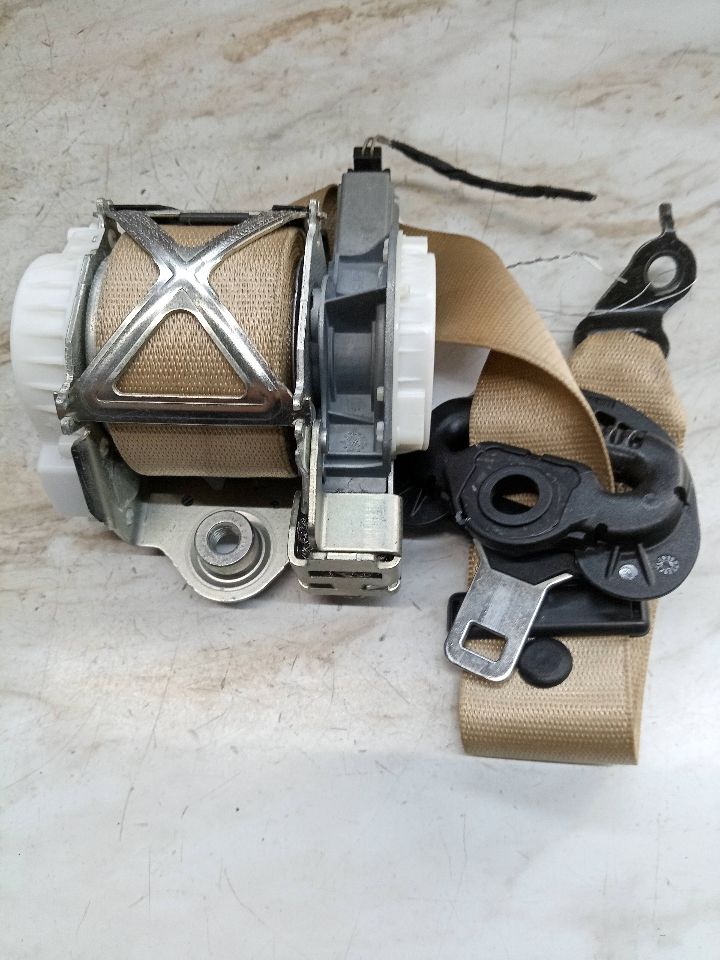 2014 BMW 320i 4cyl Gasoline Turbo 2.0 Seat Belt, Front - 157784 — photo 1