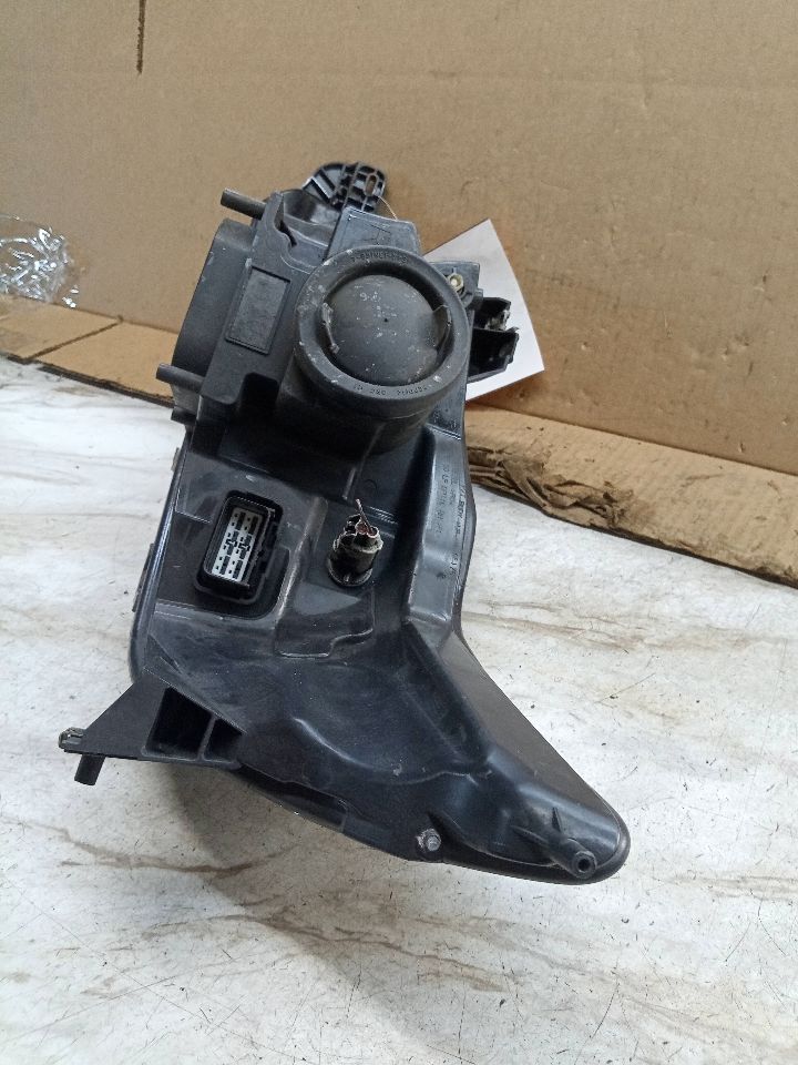 2010 FORD TAURUS 6cyl Gasoline 3.5 Right HEADLAMP ASSEMBLY - 202785 — photo 5