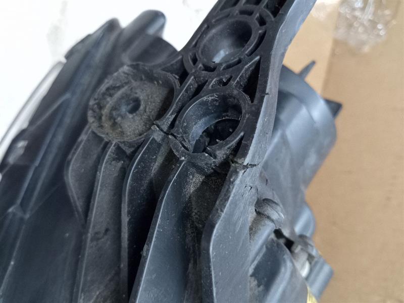 2015 CHRYSLER 200 4cyl Gasoline 2.4 Right HEADLAMP ASSEMBLY - 204703 — photo 3