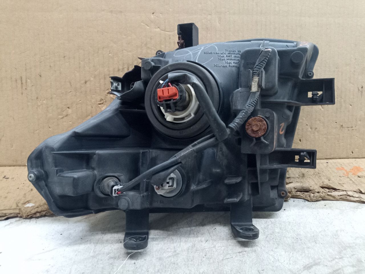 2006 NISSAN FRONTIER 6cyl Gasoline 4.0 Right HEADLAMP ASSEMBLY - 208663 — photo 3