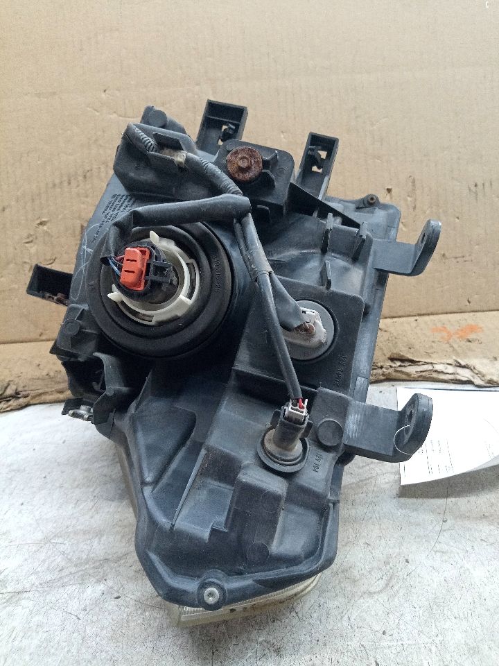 2006 NISSAN FRONTIER 6cyl Gasoline 4.0 Right HEADLAMP ASSEMBLY - 208663 — photo 5