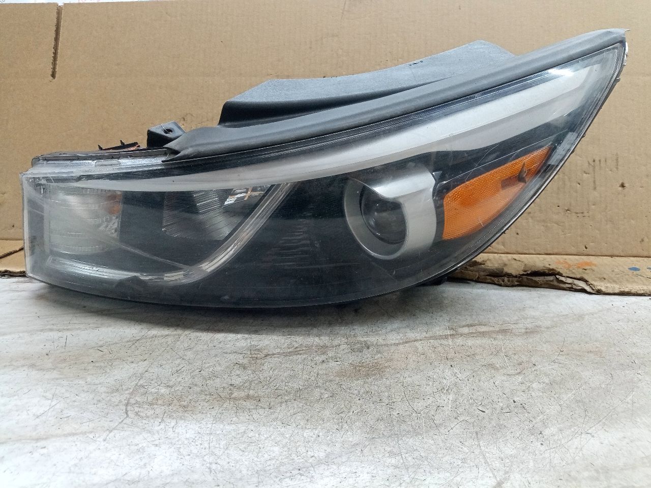 2016 KIA SEDONA Left HEADLAMP ASSEMBLY - 210046