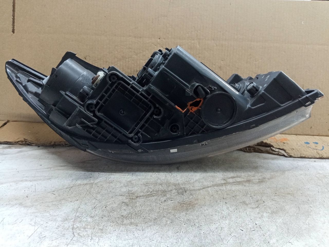 2016 KIA SEDONA Left HEADLAMP ASSEMBLY - 210046 — photo 6