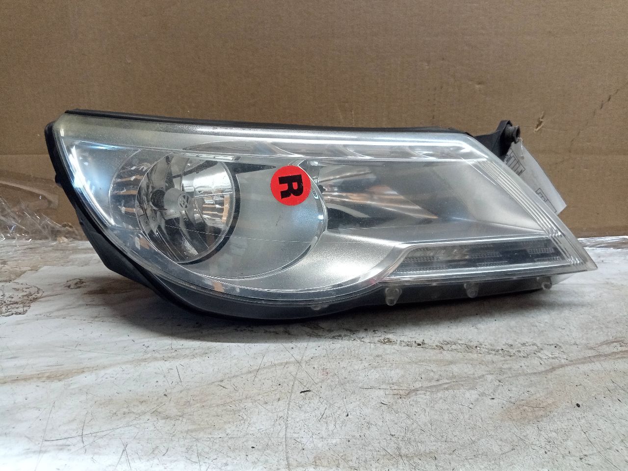 2011 VOLKSWAGEN TIGUAN 4cyl Gasoline Turbo 2.0 Right HEADLAMP ASSEMBLY - 212707