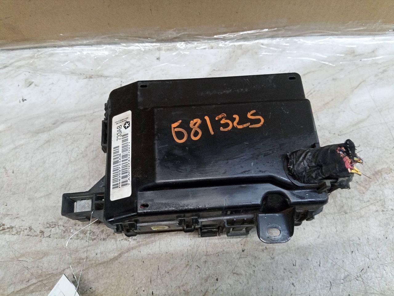 2014 CHRYSLER 300 6cyl Gasoline 3.6 Fuse Box, Engine - 213885 — photo 2