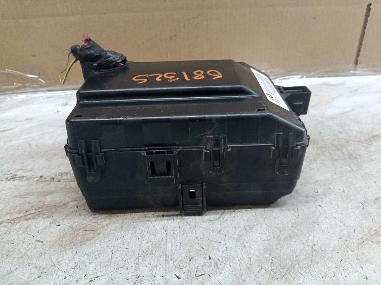 2014 CHRYSLER 300 6cyl Gasoline 3.6 Fuse Box, Engine - 213885 — photo 4