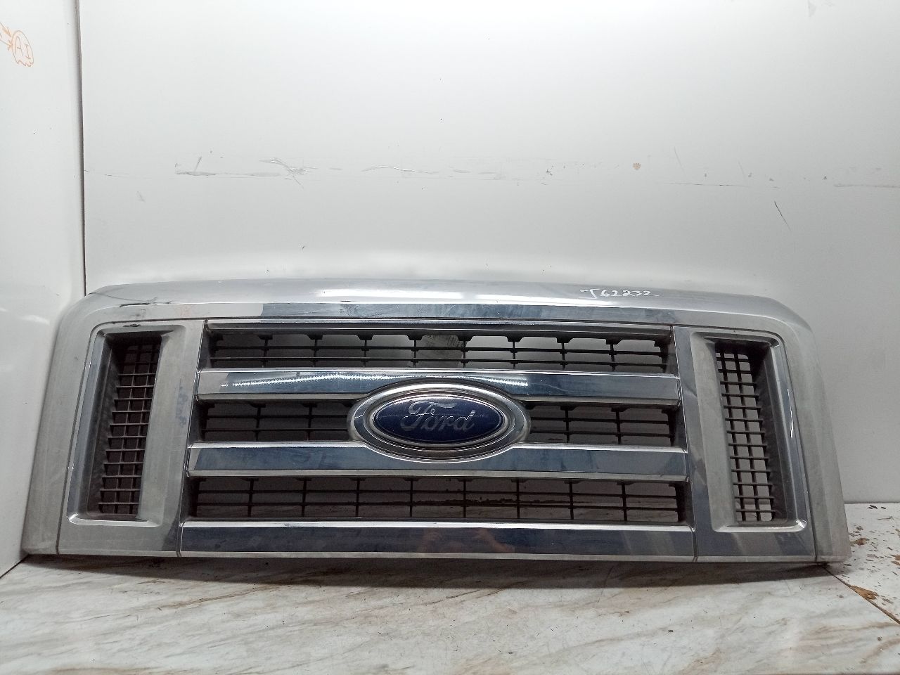 2011 FORD E350 VAN 8cyl Gasoline 5.4 GRILLE - 216099