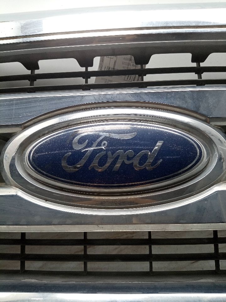 2011 FORD E350 VAN 8cyl Gasoline 5.4 GRILLE - 216099 — photo 2