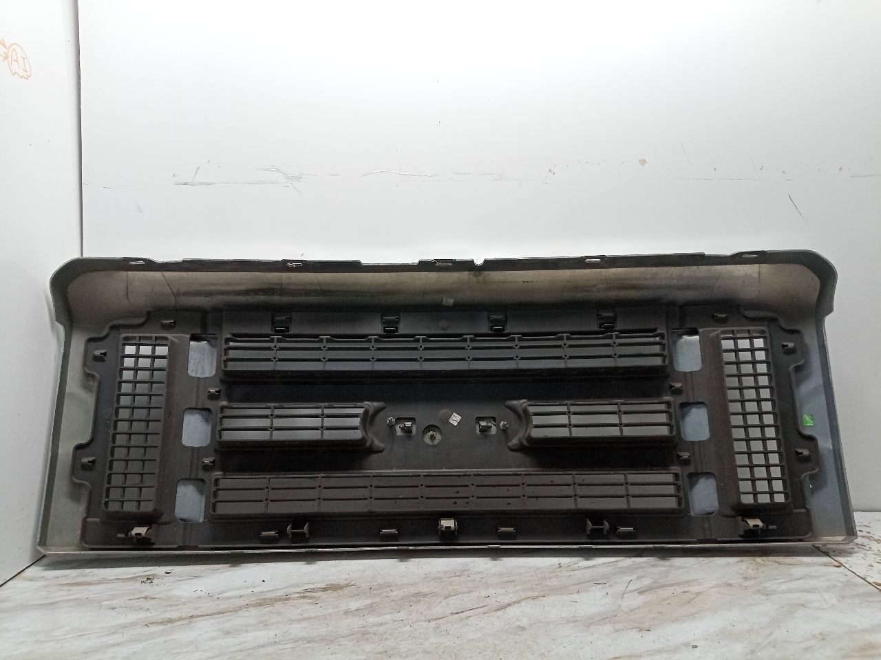 2011 FORD E350 VAN 8cyl Gasoline 5.4 GRILLE - 216099 — photo 3