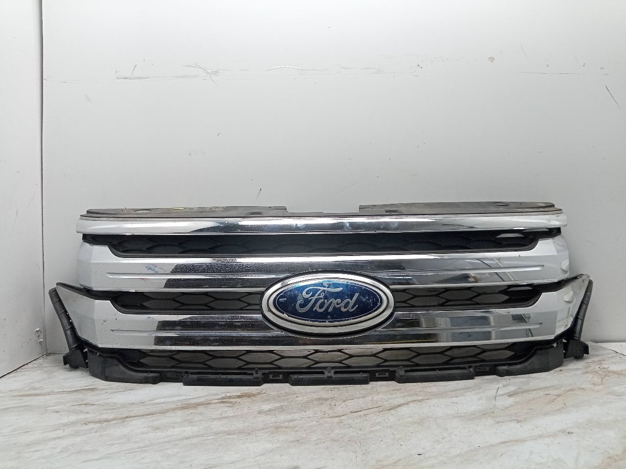 2012 FORD EDGE 6cyl Gasoline 3.5 GRILLE - 217215 — photo 1