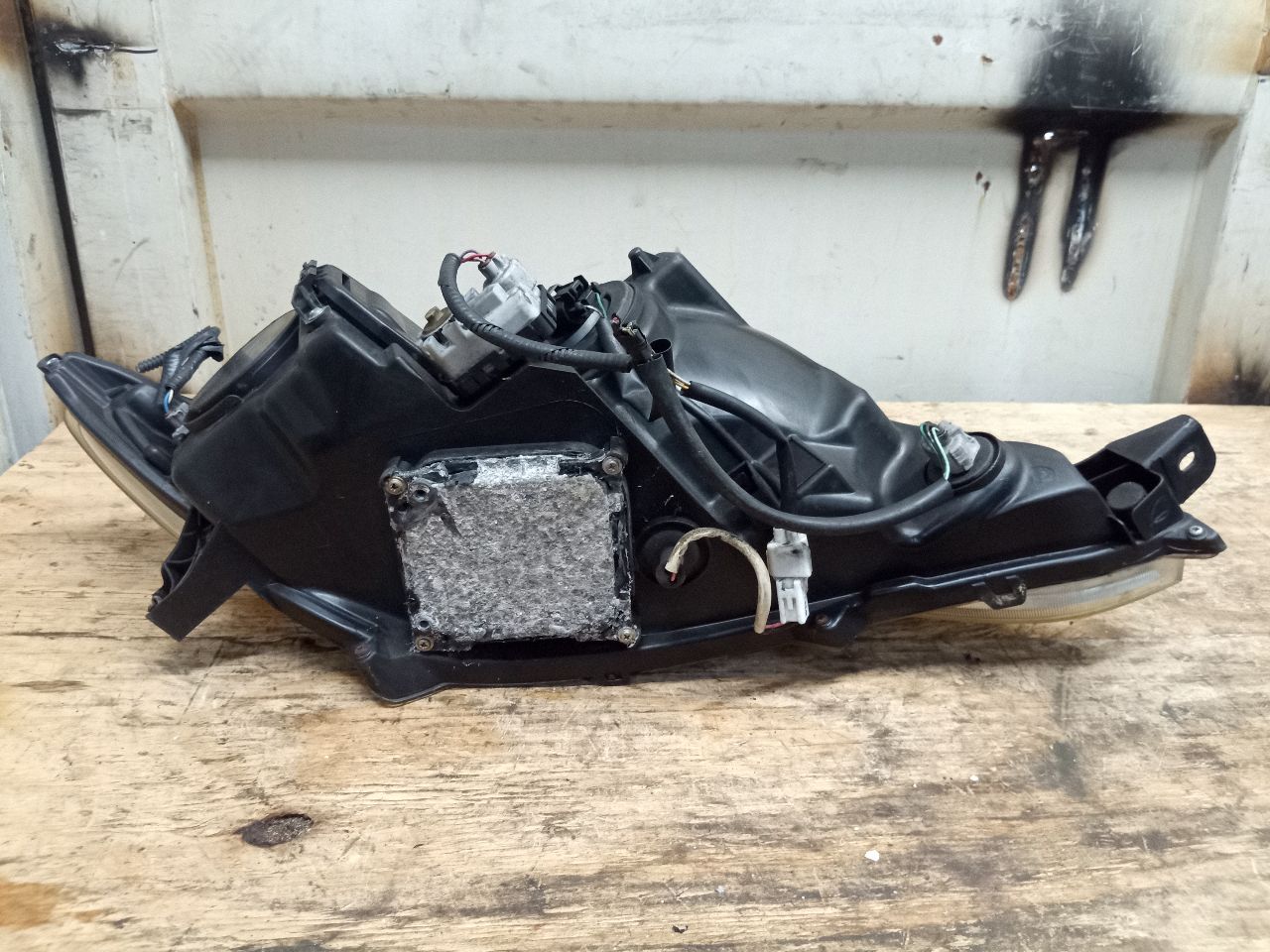 2009 TOYOTA VENZA Left HEADLAMP ASSEMBLY - 217445 — photo 4