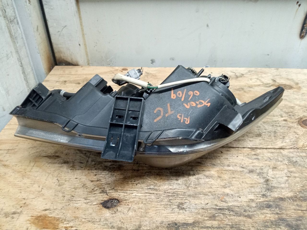 2009 SCION XB Right HEADLAMP ASSEMBLY - 217595 — photo 4