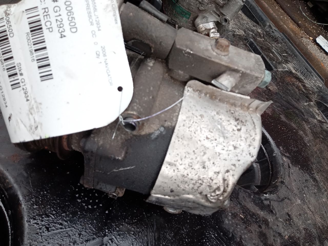 2006 LINCOLN NAVIGATOR 8cyl Gasoline 5.4 AC COMPRESSOR - 219816 — photo 3