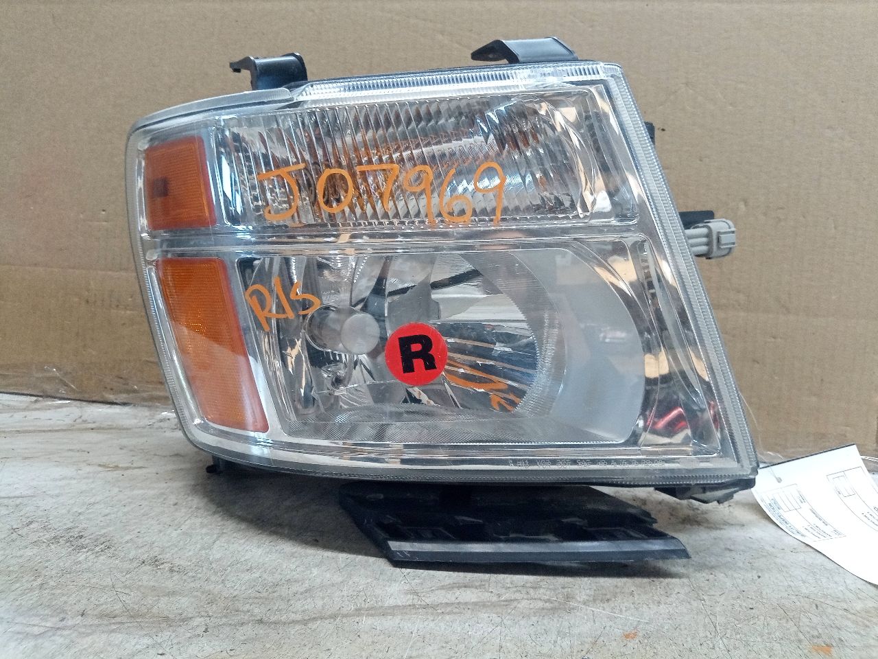 2017 NISSAN NV 2500 4.0L 6cyl Gasoline VVT Right HEADLAMP ASSEMBLY - 224639