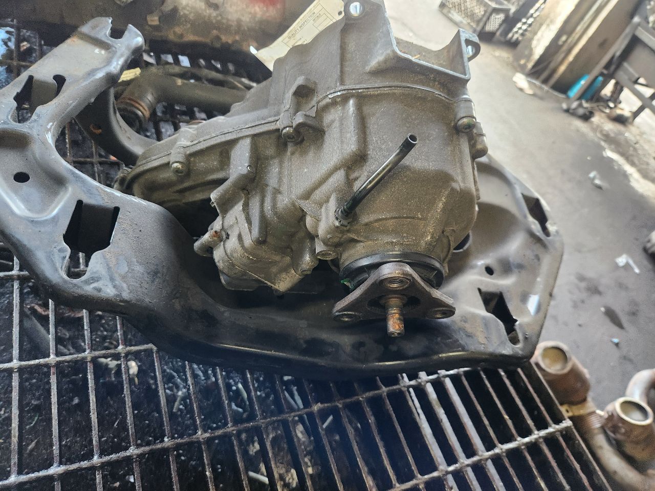 2013 BMW X6 8cyl Gasoline Turbo 4.4 TRANSFER CASE ASSY - 226222 — photo 4