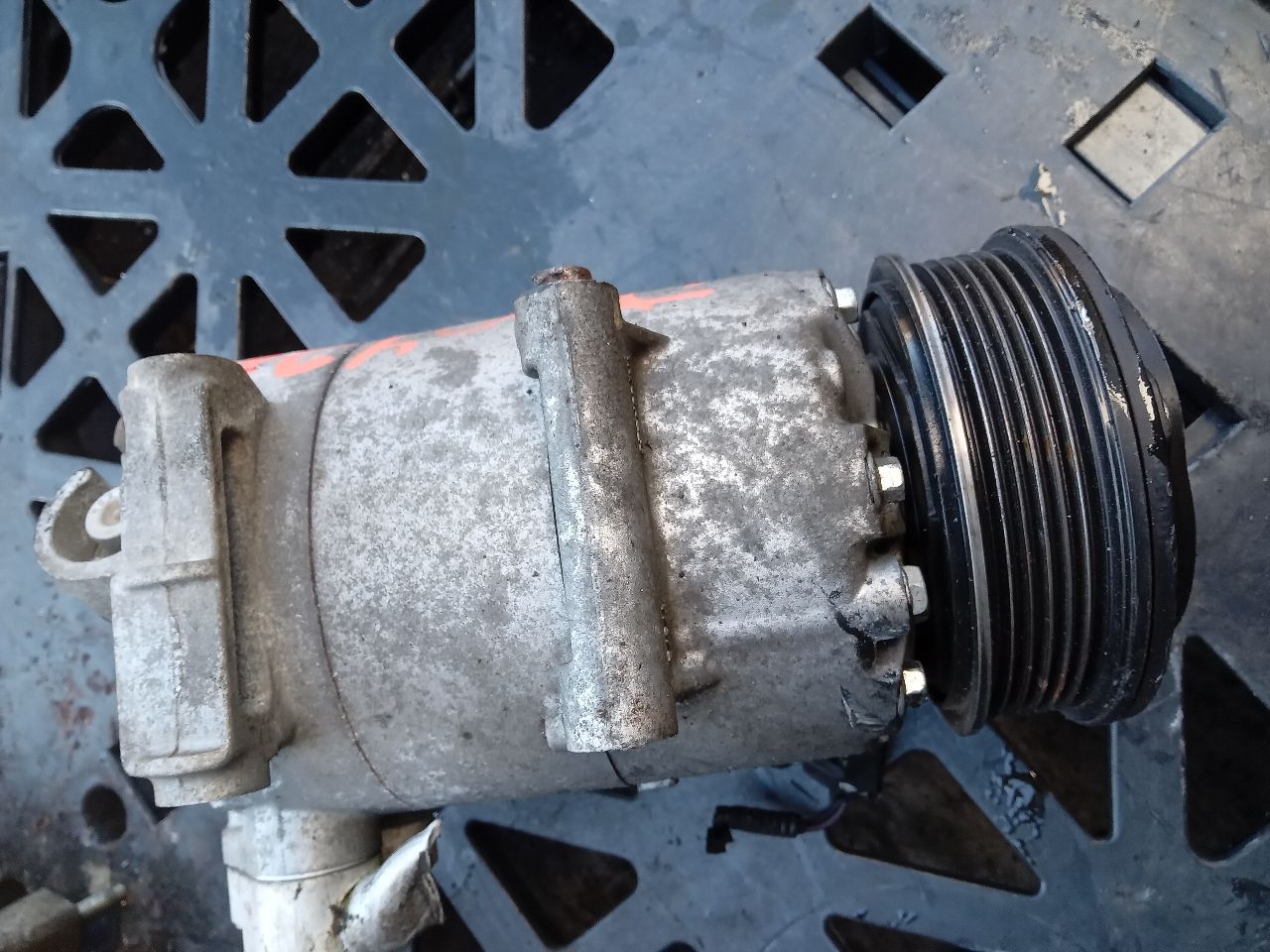 2016 FORD FIESTA 4cyl Gasoline 1.6 AC COMPRESSOR - 226589 — photo 3