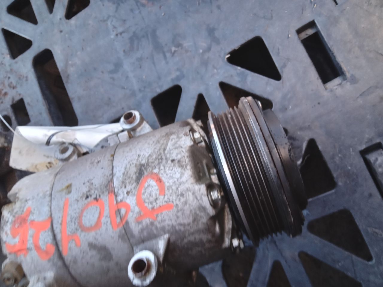 2016 FORD FIESTA 4cyl Gasoline 1.6 AC COMPRESSOR - 226589 — photo 4