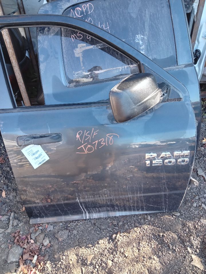 2014 DODGE 1500 PICKUP 8cyl Gasoline 5.7 HEMI Right DOOR ASSEMBLY, FR - 229402 — photo 1