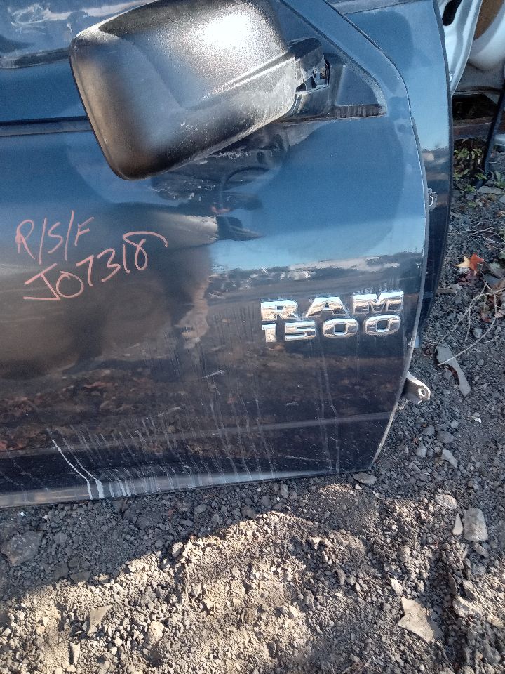 2014 DODGE 1500 PICKUP 8cyl Gasoline 5.7 HEMI Right DOOR ASSEMBLY, FR - 229402 — photo 2