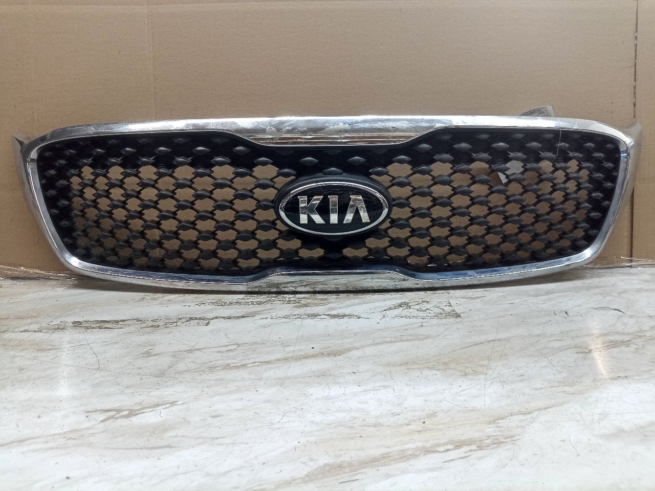 2017 KIA SORENTO 6cyl Gasoline 3.3 GRILLE - 229515 — photo 1
