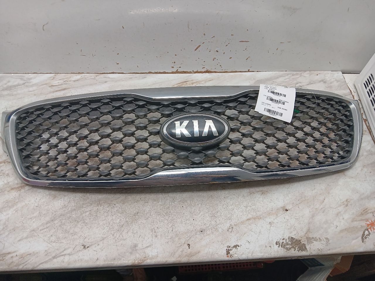 2017 KIA SORENTO 6cyl Gasoline 3.3 GRILLE - 229515 — photo 4