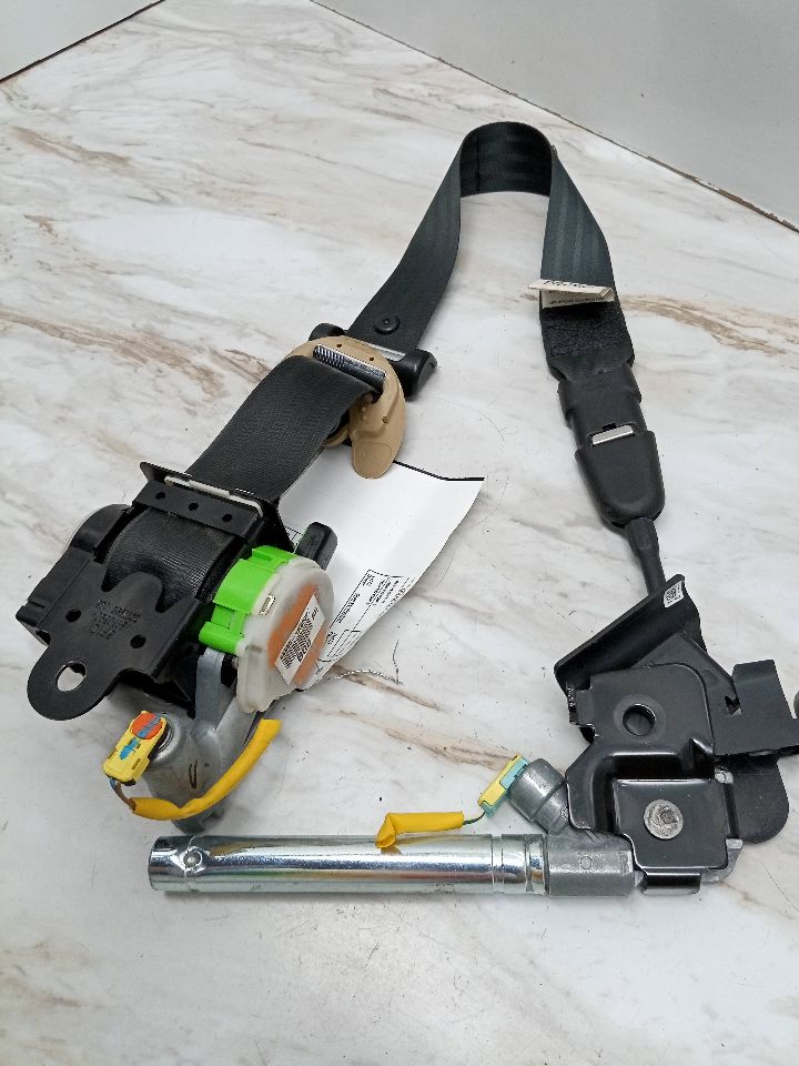 2012 HYUNDAI ACCENT 4cyl Gasoline 1.6 DOHC Seat Belt, Front - 23104 — photo 1