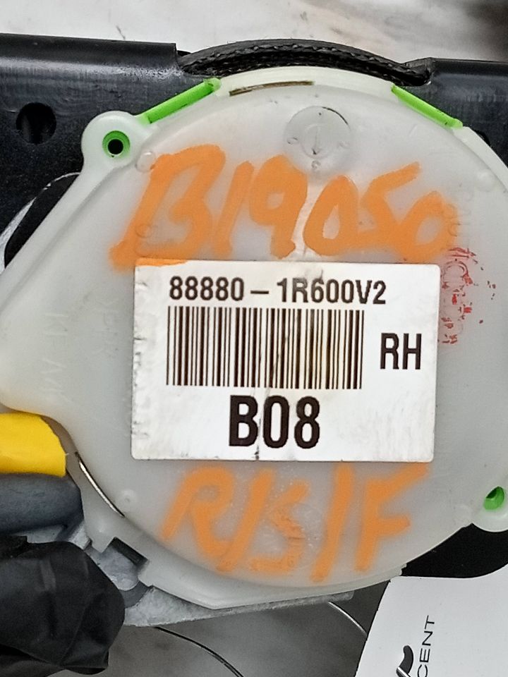 2012 HYUNDAI ACCENT 4cyl Gasoline 1.6 DOHC Seat Belt, Front - 23104 — photo 3