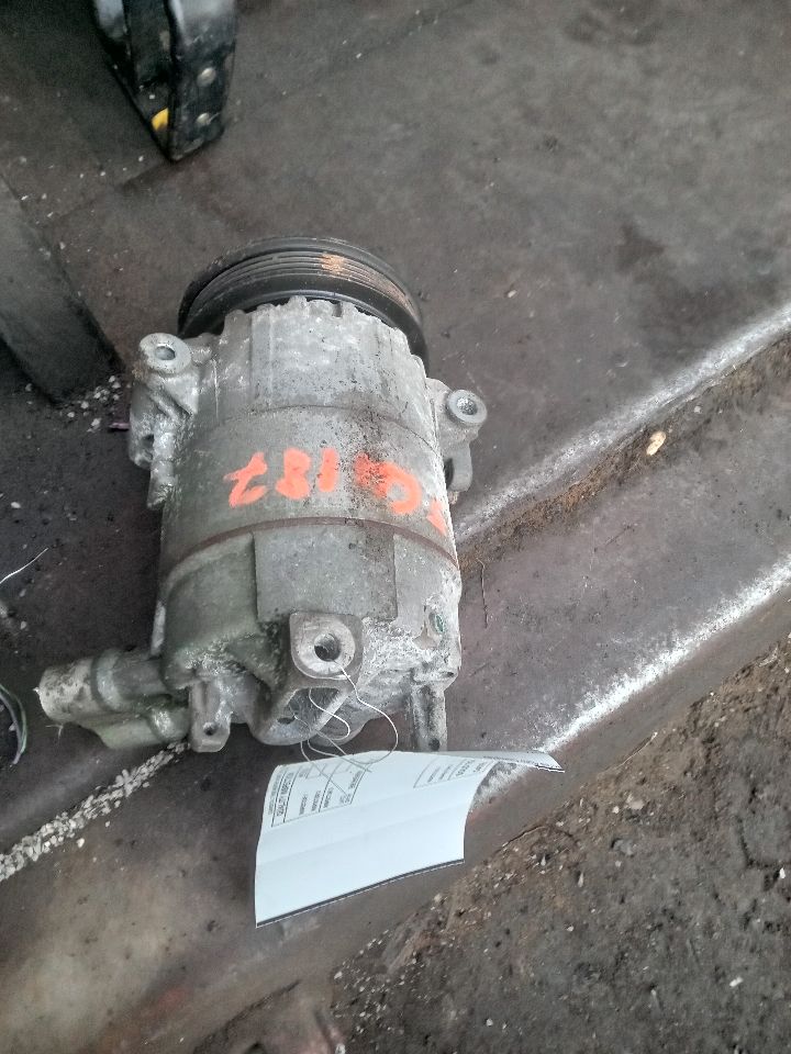 2015 GMC TERRAIN 4cyl Gasoline 2.4 AC COMPRESSOR - 235070 — photo 1