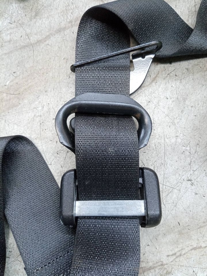 2017 AUDI A4 4cyl Gasoline Turbo 2.0 Seat Belt, Front - 238475 — photo 2