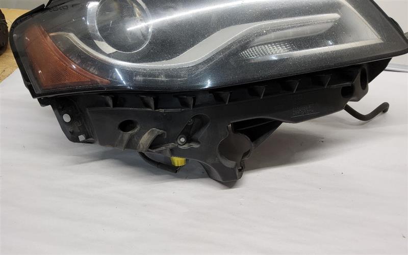2011 AUDI A4 Right HEADLAMP ASSEMBLY - 23928 — photo 3