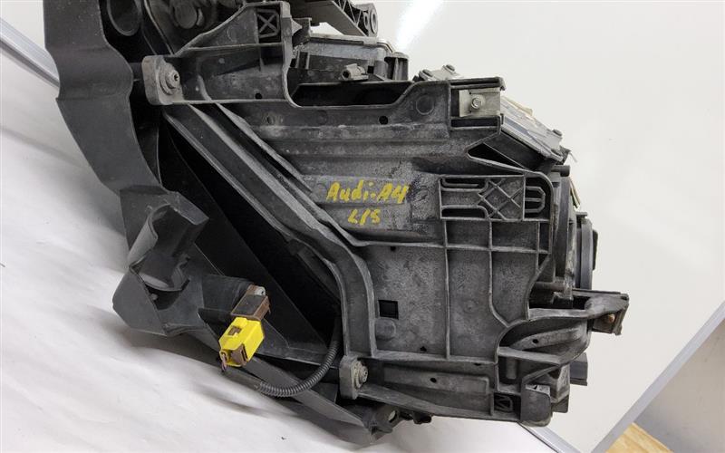 2011 AUDI A4 Right HEADLAMP ASSEMBLY - 23928 — photo 6