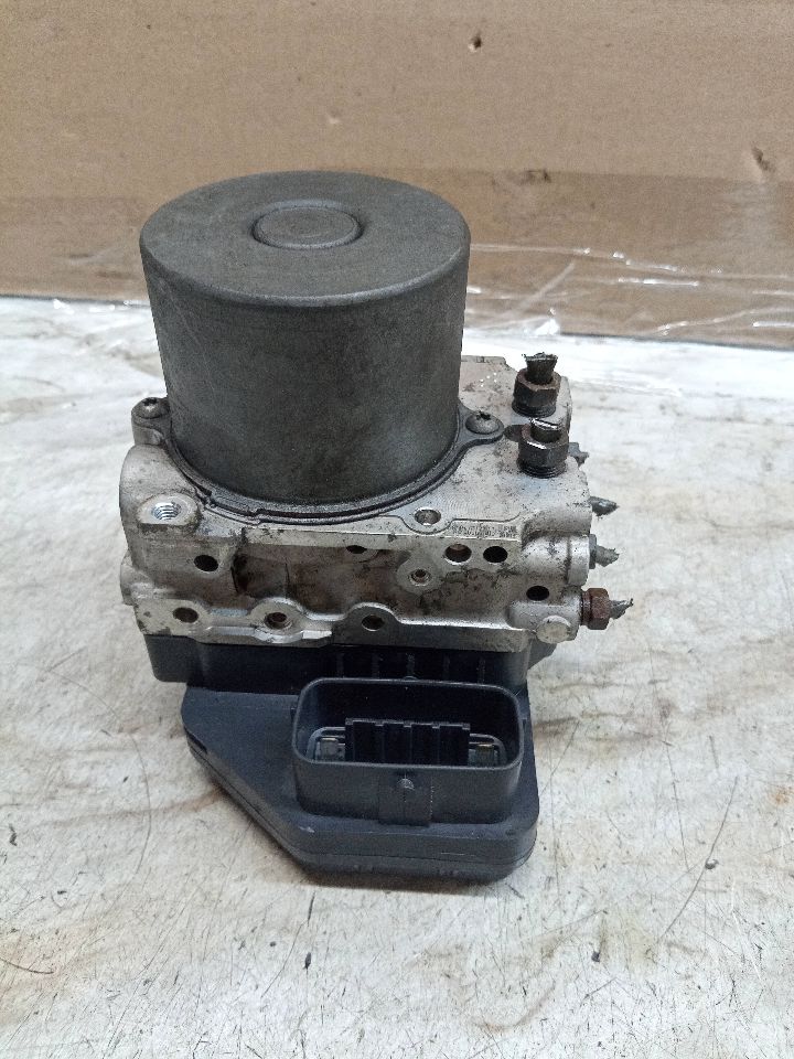 2011 TOYOTA SIENNA 6cyl Gasoline 3.5 Anti-lock Brake Pts - 239453 — photo 1