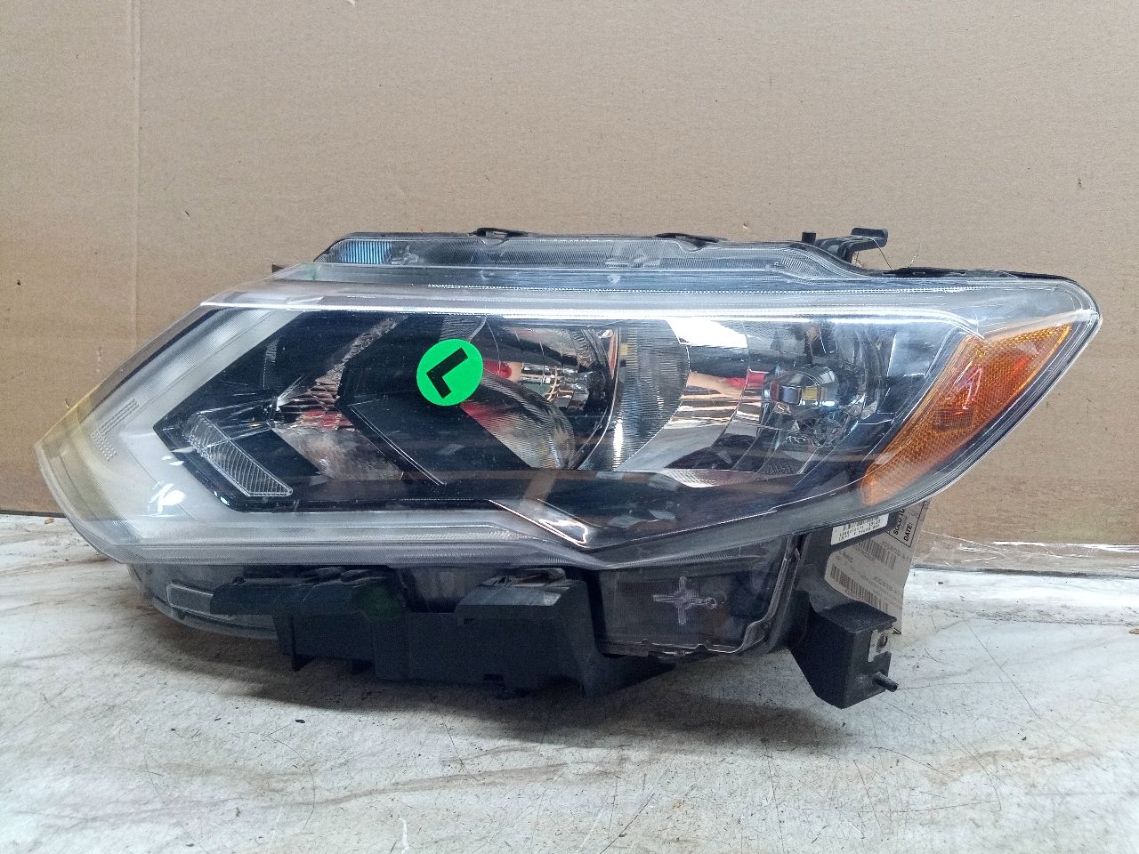2018 NISSAN ROGUE 2.5L 4cyl Gasoline VVT Left HEADLAMP ASSEMBLY - 241823