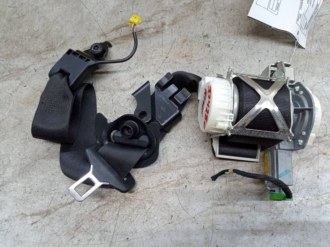 2010 MERCEDES-BENZ C-CLASS 6cyl Gasoline 3.0 Flex Seat Belt, Front - 243466 — photo 1