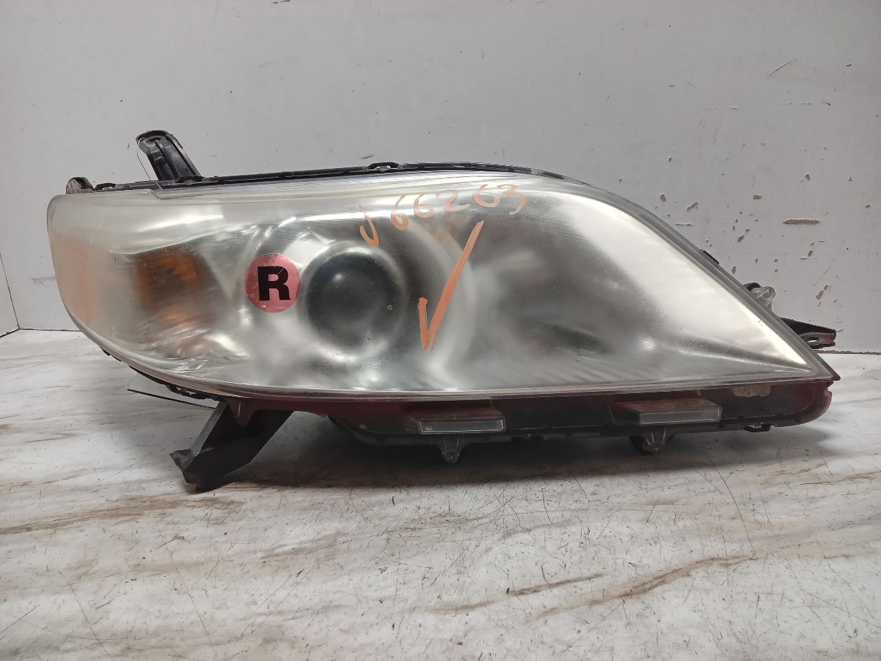 2013 TOYOTA SIENNA 6cyl Gasoline 3.5 Right HEADLAMP ASSEMBLY - 244914 — photo 1