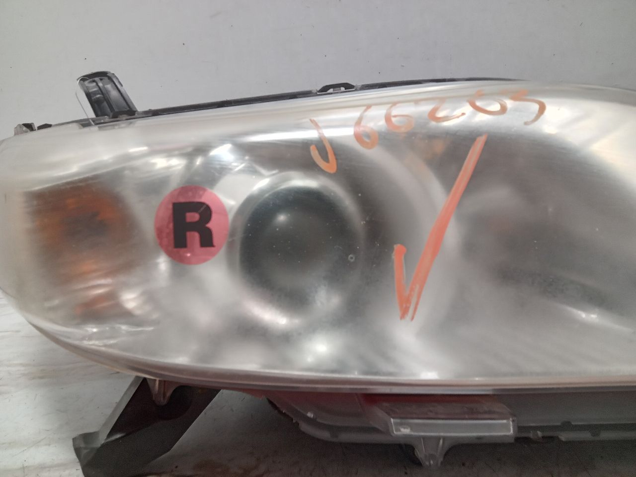 2013 TOYOTA SIENNA 6cyl Gasoline 3.5 Right HEADLAMP ASSEMBLY - 244914 — photo 2