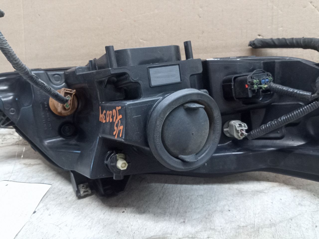 2010 FORD TAURUS 6cyl Gasoline 3.5 Left HEADLAMP ASSEMBLY - 249858 — photo 5