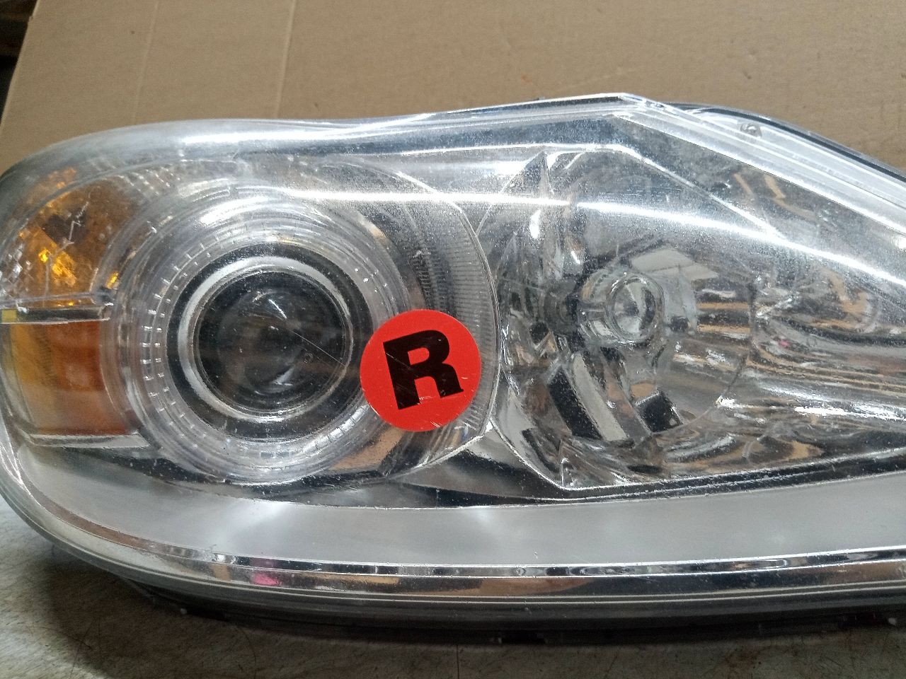 2010 HYUNDAI GENESIS Right HEADLAMP ASSEMBLY - 250505 — photo 2