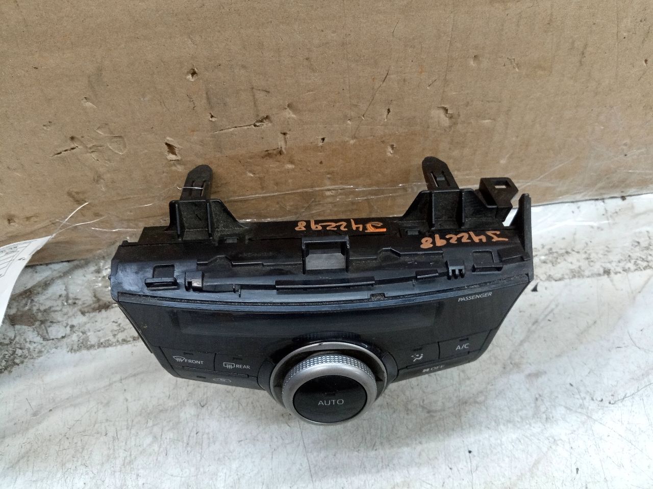 2016 TOYOTA PRIUS 4cyl Hybrid 1.8 TEMP CONTROL - 250708 — photo 2
