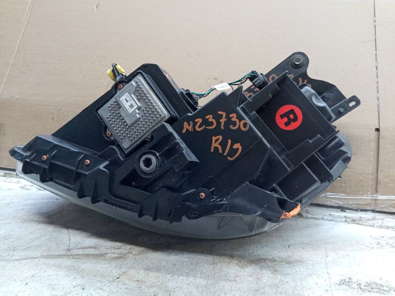 2013 GMC ACADIA 6cyl Gasoline 3.6 Right HEADLAMP ASSEMBLY - 252755 — photo 8
