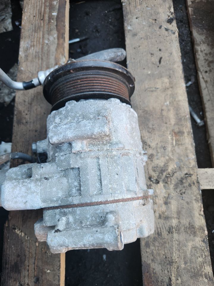 2008 LEXUS LS460 8cyl Gasoline 4.6 AC COMPRESSOR - 254789 — photo 1