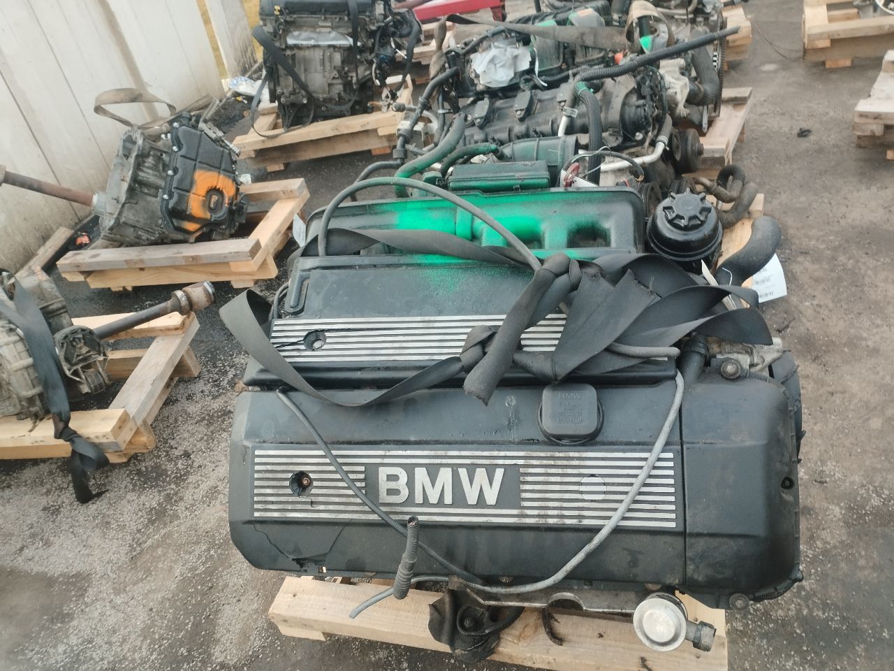 2004 BMW 325i 6cyl Gasoline 2.5 ENGINE ASSEMBLY - 255134 — photo 2