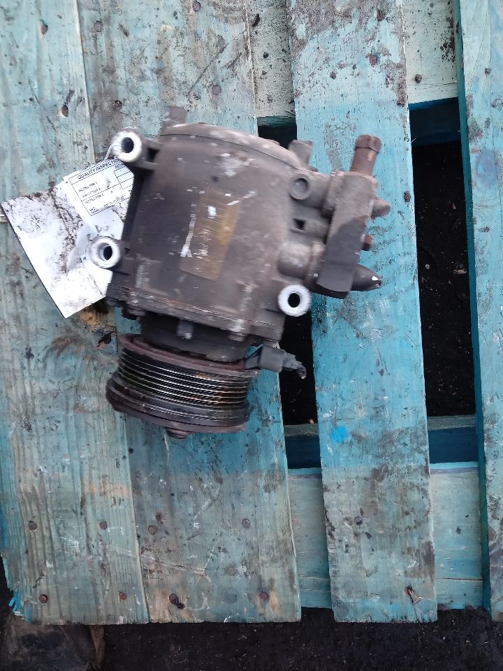 2003 LINCOLN & TOWN CAR 8cyl Gasoline 4.6 AC COMPRESSOR - 258461 — photo 2